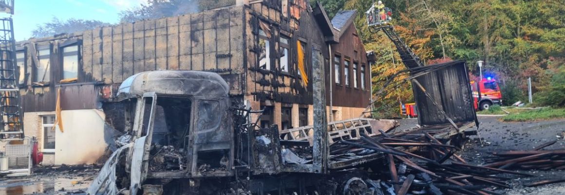 08.10.2026 - Brennender LKW greift auf Gebäude über